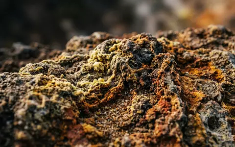 Extreme Makroaufnahme eines Materialdetails am Wahrzeichen Sulphur Springs St. Lucia in Soufriere St. Lucia, taktile - Foto: THN