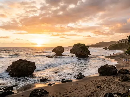 Fotorealistische Panoramaaufnahme von Bathsheba Beach in Saint Joseph Barbados, warmes Abendlicht auf Wahrzeichen - Foto: THN
