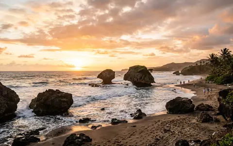 Fotorealistische Panoramaaufnahme von Bathsheba Beach in Saint Joseph Barbados, warmes Abendlicht auf Wahrzeichen - Foto: THN