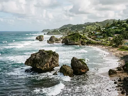 Editorialbild im Reisemagazin-Stil vom Wahrzeichen Bathsheba Beach in Saint Joseph Barbados, ausgewogene Bildgestaltung und natuerliches - Foto: THN