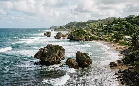 Editorialbild im Reisemagazin-Stil vom Wahrzeichen Bathsheba Beach in Saint Joseph Barbados, ausgewogene Bildgestaltung und natuerliches - Foto: THN