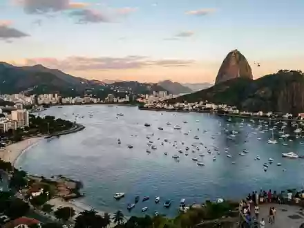 Editorialbild im Reisemagazin-Stil vom Wahrzeichen Zuckerhut Rio de Janeiro in Rio de Janeiro Brasilien, ausgewogene - Foto: THN