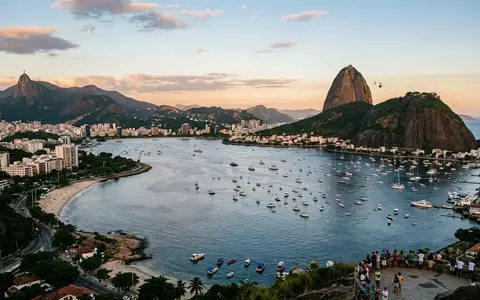 Editorialbild im Reisemagazin-Stil vom Wahrzeichen Zuckerhut Rio de Janeiro in Rio de Janeiro Brasilien, ausgewogene - Foto: THN