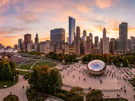 Fotorealistische Panoramaaufnahme von Millennium Park Chicago in Chicago USA, warmes Abendlicht auf Wahrzeichen - Foto: THN