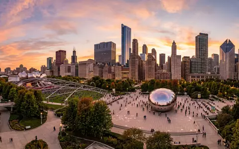 Fotorealistische Panoramaaufnahme von Millennium Park Chicago in Chicago USA, warmes Abendlicht auf Wahrzeichen - Foto: THN