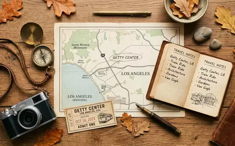 Flatlay-Reise-Arrangement rund um Getty Center in Los Angeles USA, Karte Kompass Kamera und generische Reiserequisiten - Foto: THN