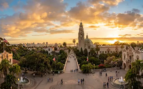 Fotorealistische Panoramaaufnahme von Balboa Park in San Diego USA, warmes Abendlicht auf Wahrzeichen - Foto: THN