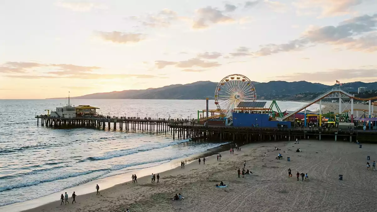 Editorial-Reisemagazinbild vom Wahrzeichen Santa Monica Pier in Santa Monica, USA