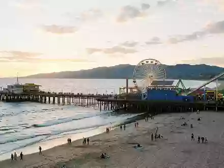 Editorialbild im Reisemagazin-Stil vom Wahrzeichen Santa Monica Pier in Santa Monica USA, ausgewogene Bildgestaltung und - Foto: THN
