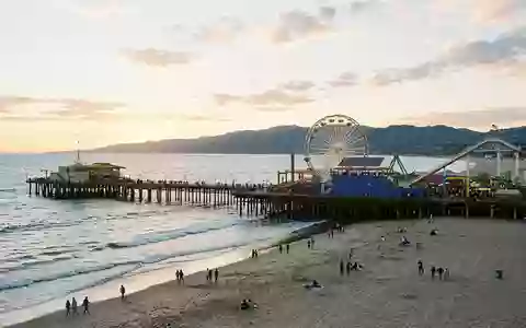 Editorialbild im Reisemagazin-Stil vom Wahrzeichen Santa Monica Pier in Santa Monica USA, ausgewogene Bildgestaltung und - Foto: THN