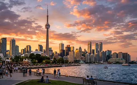 Fotorealistische Panoramaaufnahme von CN Tower Toronto in Toronto Kanada, warmes Abendlicht auf Wahrzeichen - Foto: THN