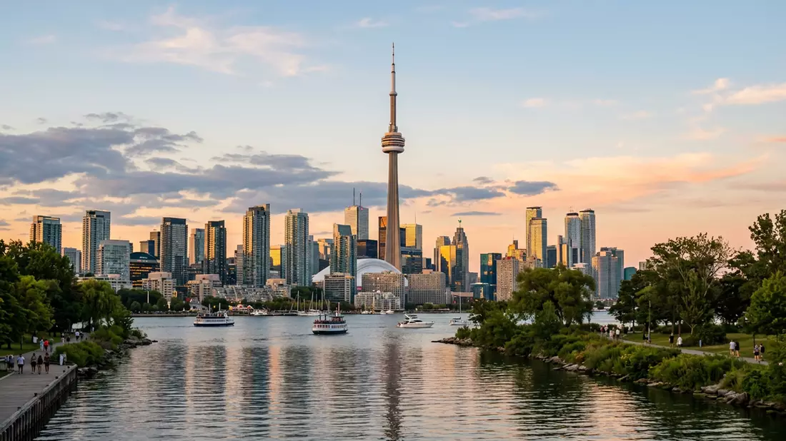 Editorial-Reisemagazinbild vom Wahrzeichen CN Tower Toronto in Toronto, Kanada