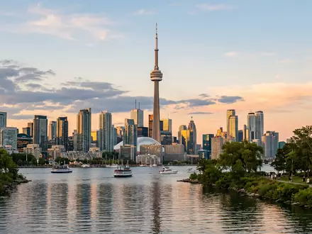 Editorialbild im Reisemagazin-Stil vom Wahrzeichen CN Tower Toronto in Toronto Kanada, ausgewogene Bildgestaltung und natuerliches - Foto: THN