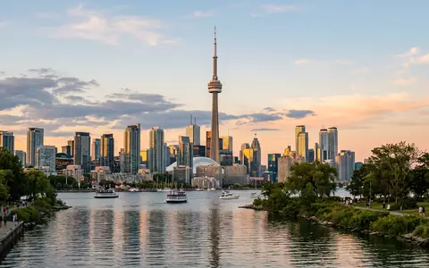 Editorialbild im Reisemagazin-Stil vom Wahrzeichen CN Tower Toronto in Toronto Kanada, ausgewogene Bildgestaltung und natuerliches - Foto: THN