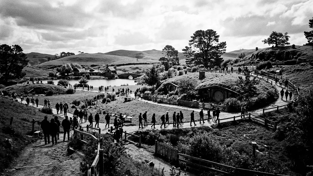 Schwarzweiss-Reportage vom Wahrzeichen Hobbiton Filmset in Matamata, Neuseeland