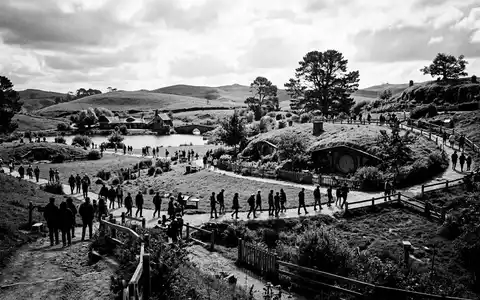 Schwarzweiss-Reportagebild vom Wahrzeichen Hobbiton Filmset in Matamata Neuseeland, dokumentarische Reisefotografie mit starken Kontrasten - Foto: THN
