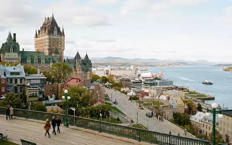 Editorialbild im Reisemagazin-Stil vom Wahrzeichen Altstadt Quebec in Quebec Kanada, ausgewogene Bildgestaltung und natuerliches Umgebungslicht - Foto: THN