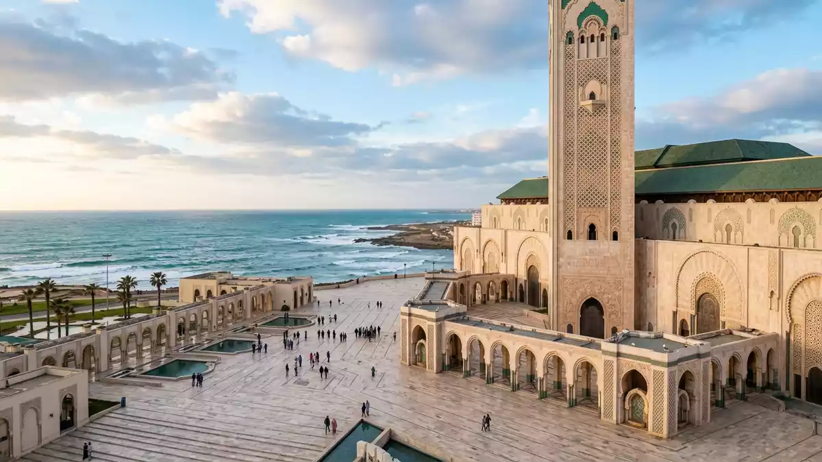 Editorial-Reisemagazinbild vom Wahrzeichen Hassan-II.-Moschee Casablanca in Casablanca, Marokko