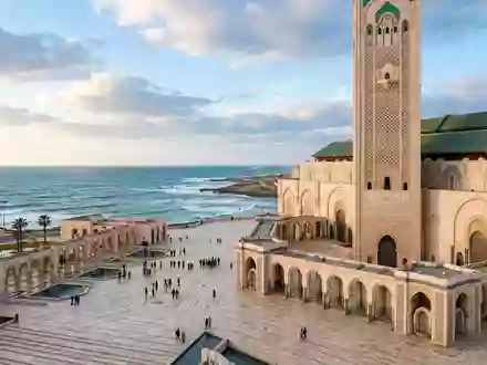Editorialbild im Reisemagazin-Stil vom Wahrzeichen Hassan-II.-Moschee Casablanca in Casablanca Marokko, ausgewogene Bildgestaltung und natuerliches Umgebungslicht - Foto: THN