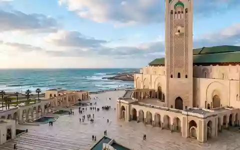 Editorialbild im Reisemagazin-Stil vom Wahrzeichen Hassan-II.-Moschee Casablanca in Casablanca Marokko, ausgewogene Bildgestaltung und natuerliches Umgebungslicht - Foto: THN