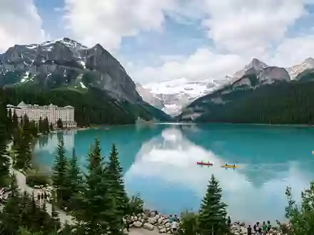 Editorialbild im Reisemagazin-Stil vom Wahrzeichen Lake Louise in Lake Louise Kanada, ausgewogene Bildgestaltung und natuerliches - Foto: THN