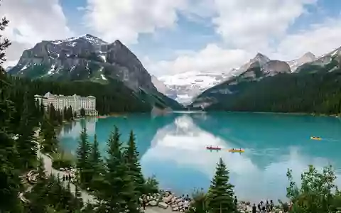 Editorialbild im Reisemagazin-Stil vom Wahrzeichen Lake Louise in Lake Louise Kanada, ausgewogene Bildgestaltung und natuerliches - Foto: THN