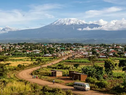 Editorialbild im Reisemagazin-Stil vom Wahrzeichen Kilimandscharo in Moshi Tansania, ausgewogene Bildgestaltung und natuerliches Umgebungslicht - Foto: THN