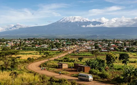 Editorialbild im Reisemagazin-Stil vom Wahrzeichen Kilimandscharo in Moshi Tansania, ausgewogene Bildgestaltung und natuerliches Umgebungslicht - Foto: THN