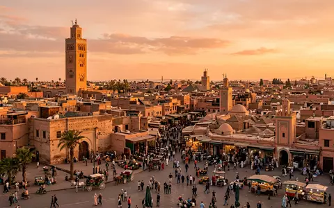 Fotorealistische Panoramaaufnahme von Medina von Marrakesch in Marrakesch Marokko, warmes Abendlicht auf Wahrzeichen - Foto: THN