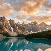 Fotorealistische Panoramaaufnahme von Banff-Nationalpark in Banff Kanada, warmes Abendlicht auf Wahrzeichen im Reisemotiv - Foto: THN