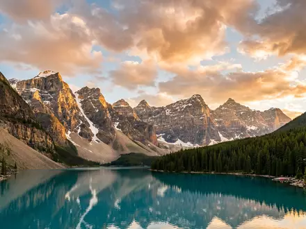 Fotorealistische Panoramaaufnahme von Banff-Nationalpark in Banff Kanada, warmes Abendlicht auf Wahrzeichen im Reisemotiv - Foto: THN