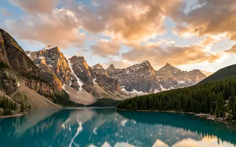 Fotorealistische Panoramaaufnahme von Banff-Nationalpark in Banff Kanada, warmes Abendlicht auf Wahrzeichen im Reisemotiv - Foto: THN