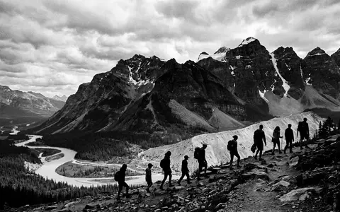 Schwarzweiss-Reportagebild vom Wahrzeichen Banff-Nationalpark in Banff Kanada, dokumentarische Reisefotografie mit starken Kontrasten - Foto: THN