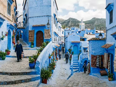 Editorialbild im Reisemagazin-Stil vom Wahrzeichen Chefchaouen Altstadt in Chefchaouen Marokko, ausgewogene Bildgestaltung und natuerliches Umgebungslicht - Foto: THN