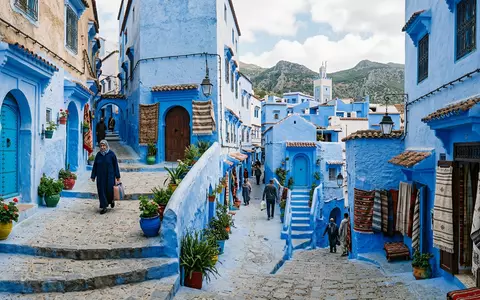 Editorialbild im Reisemagazin-Stil vom Wahrzeichen Chefchaouen Altstadt in Chefchaouen Marokko, ausgewogene Bildgestaltung und natuerliches Umgebungslicht - Foto: THN