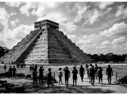 Schwarzweiss-Reportagebild vom Wahrzeichen Chichen Itza in Valladolid Mexiko, dokumentarische Reisefotografie mit starken Kontrasten - Foto: THN