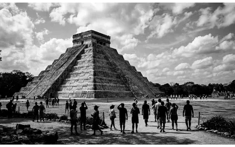 Schwarzweiss-Reportagebild vom Wahrzeichen Chichen Itza in Valladolid Mexiko, dokumentarische Reisefotografie mit starken Kontrasten - Foto: THN