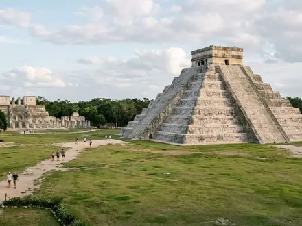 Editorialbild im Reisemagazin-Stil vom Wahrzeichen Chichen Itza in Valladolid Mexiko, ausgewogene Bildgestaltung und natuerliches Umgebungslicht - Foto: THN