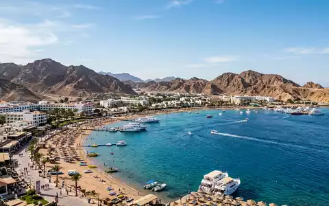 Editorialbild im Reisemagazin-Stil vom Wahrzeichen Naama Bay in Scharm asch-Schaich Agypten, ausgewogene Bildgestaltung und natuerliches - Foto: THN