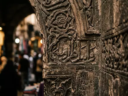 Extreme Makroaufnahme eines Materialdetails am Wahrzeichen Khan-el-Khalili in Kairo Agypten, taktile Struktur und weiches Seitenlicht - Foto: THN