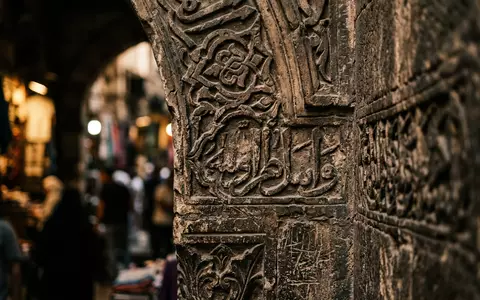 Extreme Makroaufnahme eines Materialdetails am Wahrzeichen Khan-el-Khalili in Kairo Agypten, taktile Struktur und weiches Seitenlicht - Foto: THN