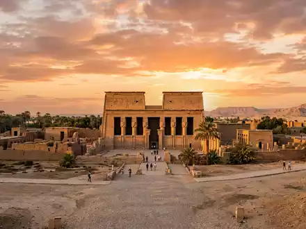 Fotorealistische Panoramaaufnahme von Dendera-Tempel in Qena Agypten, warmes Abendlicht auf Wahrzeichen im Reisemotiv - Foto: THN