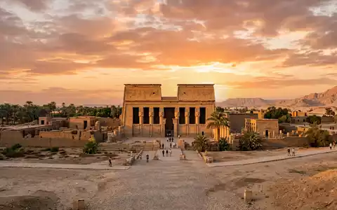 Fotorealistische Panoramaaufnahme von Dendera-Tempel in Qena Agypten, warmes Abendlicht auf Wahrzeichen im Reisemotiv - Foto: THN