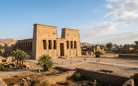 Editorialbild im Reisemagazin-Stil vom Wahrzeichen Dendera-Tempel in Qena Agypten, ausgewogene Bildgestaltung und natuerliches Umgebungslicht - Foto: THN
