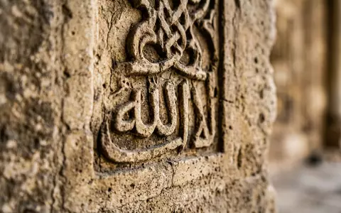 Extreme Makroaufnahme eines Materialdetails am Wahrzeichen Muhammad-Ali-Moschee in Kairo Agypten, taktile Struktur und weiches Seitenlicht - Foto: THN