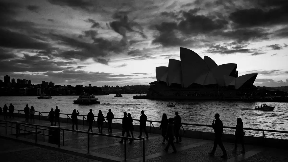 Schwarzweiss-Reportage vom Wahrzeichen Sydney Opera House in Sydney, Australien
