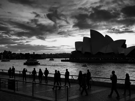 Schwarzweiss-Reportagebild vom Wahrzeichen Sydney Opera House in Sydney Australien, dokumentarische Reisefotografie mit starken Kontrasten - Foto: THN