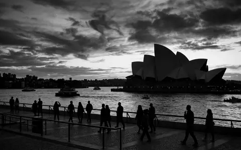 Schwarzweiss-Reportagebild vom Wahrzeichen Sydney Opera House in Sydney Australien, dokumentarische Reisefotografie mit starken Kontrasten - Foto: THN