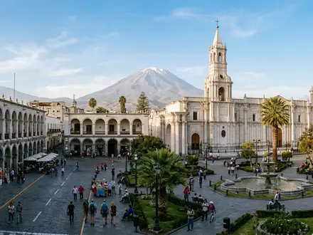 Editorialbild im Reisemagazin-Stil vom Wahrzeichen Arequipa Altstadt in Arequipa Peru, ausgewogene Bildgestaltung und natuerliches Umgebungslicht - Foto: THN