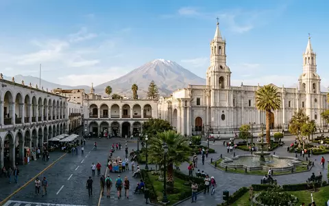 Editorialbild im Reisemagazin-Stil vom Wahrzeichen Arequipa Altstadt in Arequipa Peru, ausgewogene Bildgestaltung und natuerliches Umgebungslicht - Foto: THN